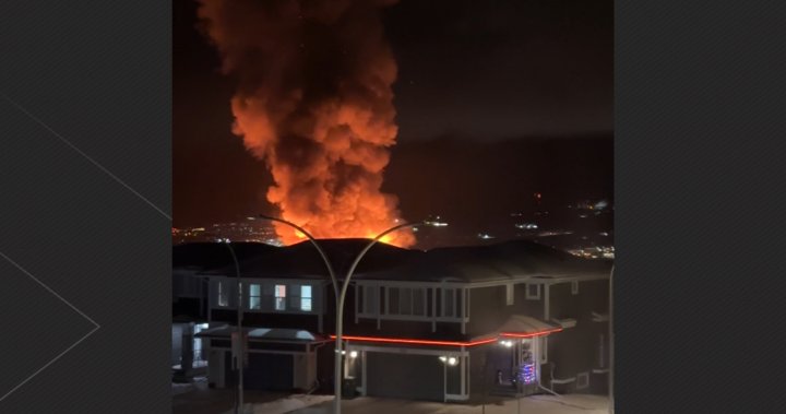 Investigation underway after Cochrane, Alta. blaze destroys 2 homes